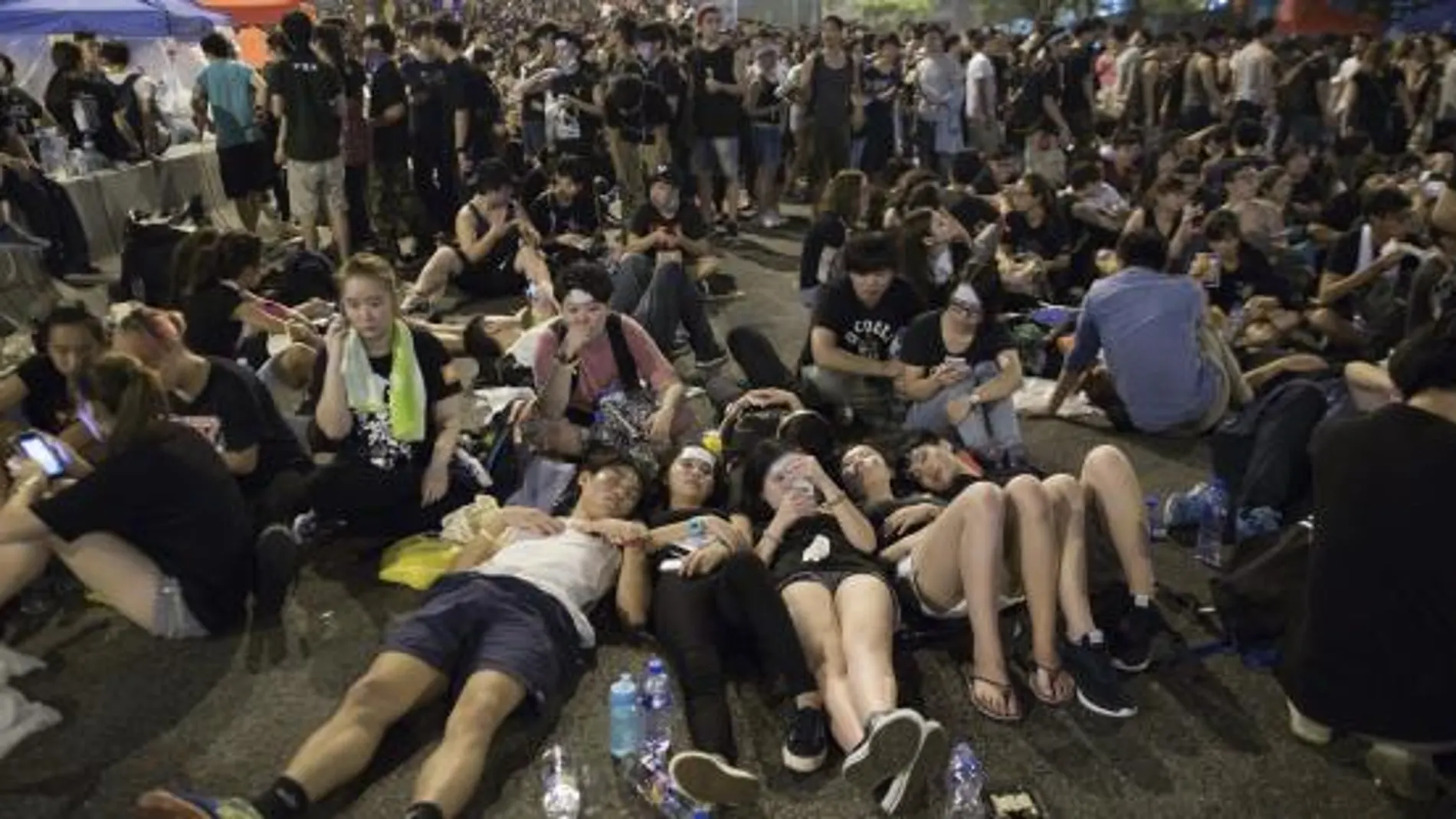 Multitud de jóvenes de Hong Kong se manifiestan a favor de la democracia frente a un edificio gubernamental