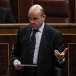 El ministro de Economía, Luis de Guindos, en su intervención en la sesión de control al Ejecutivo