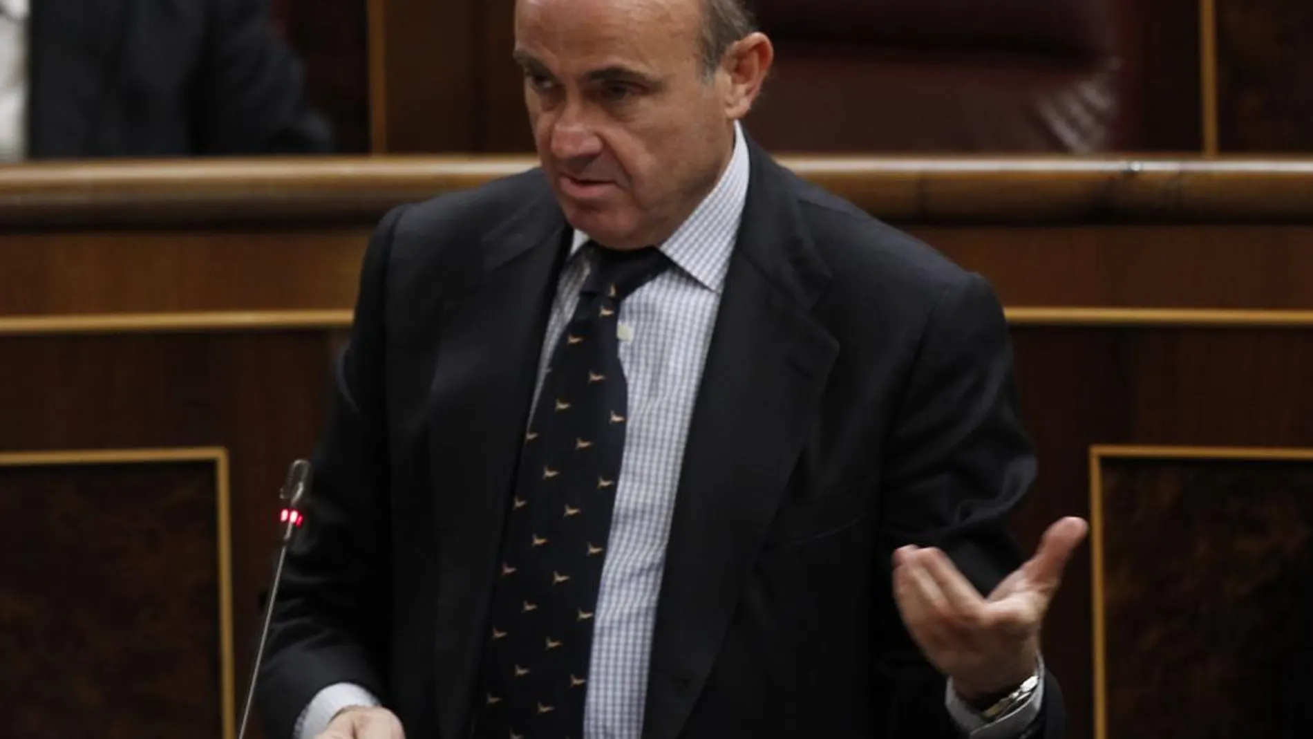 El ministro de Economía, Luis de Guindos, en su intervención en la sesión de control al Ejecutivo