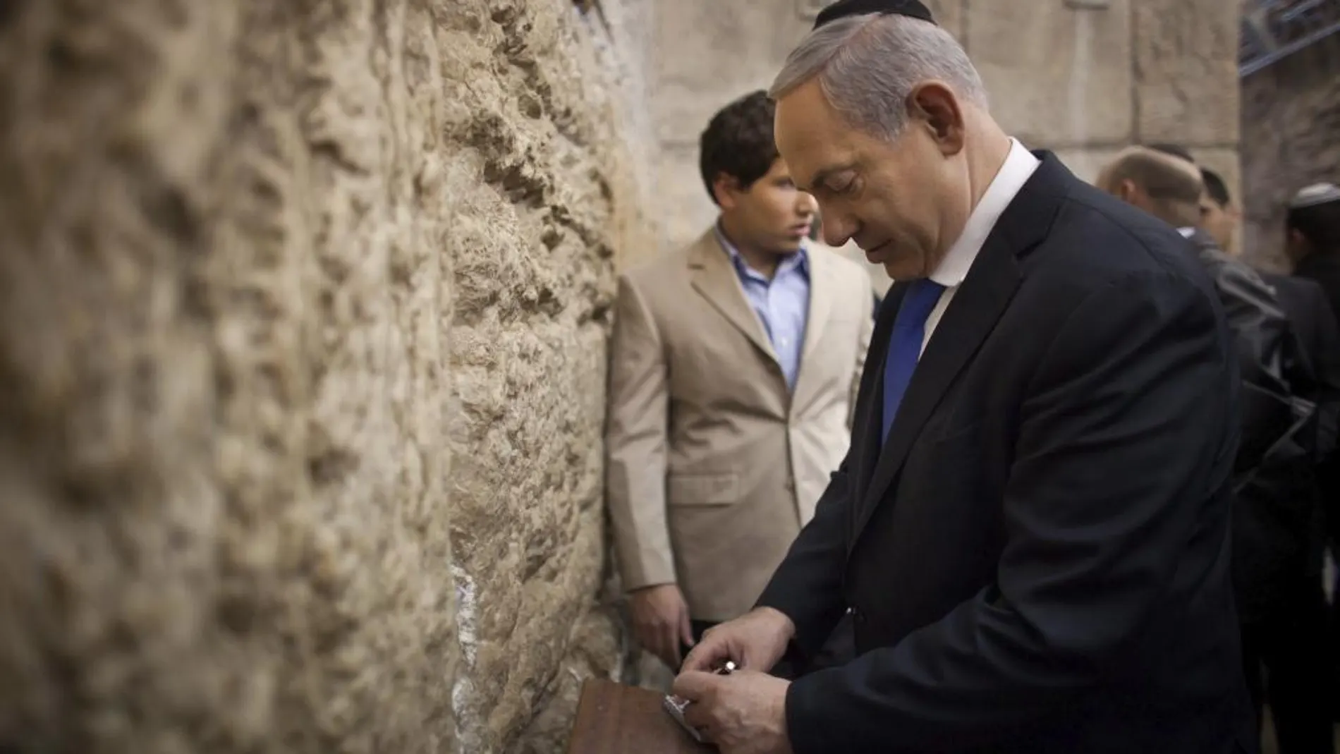 El primer ministro israelí, Benjamin Netanyahu , escribe una nota para depositarla en el Muro de las Lamentaciones de Jerusalén, hoy martes 22 de enero de 2013