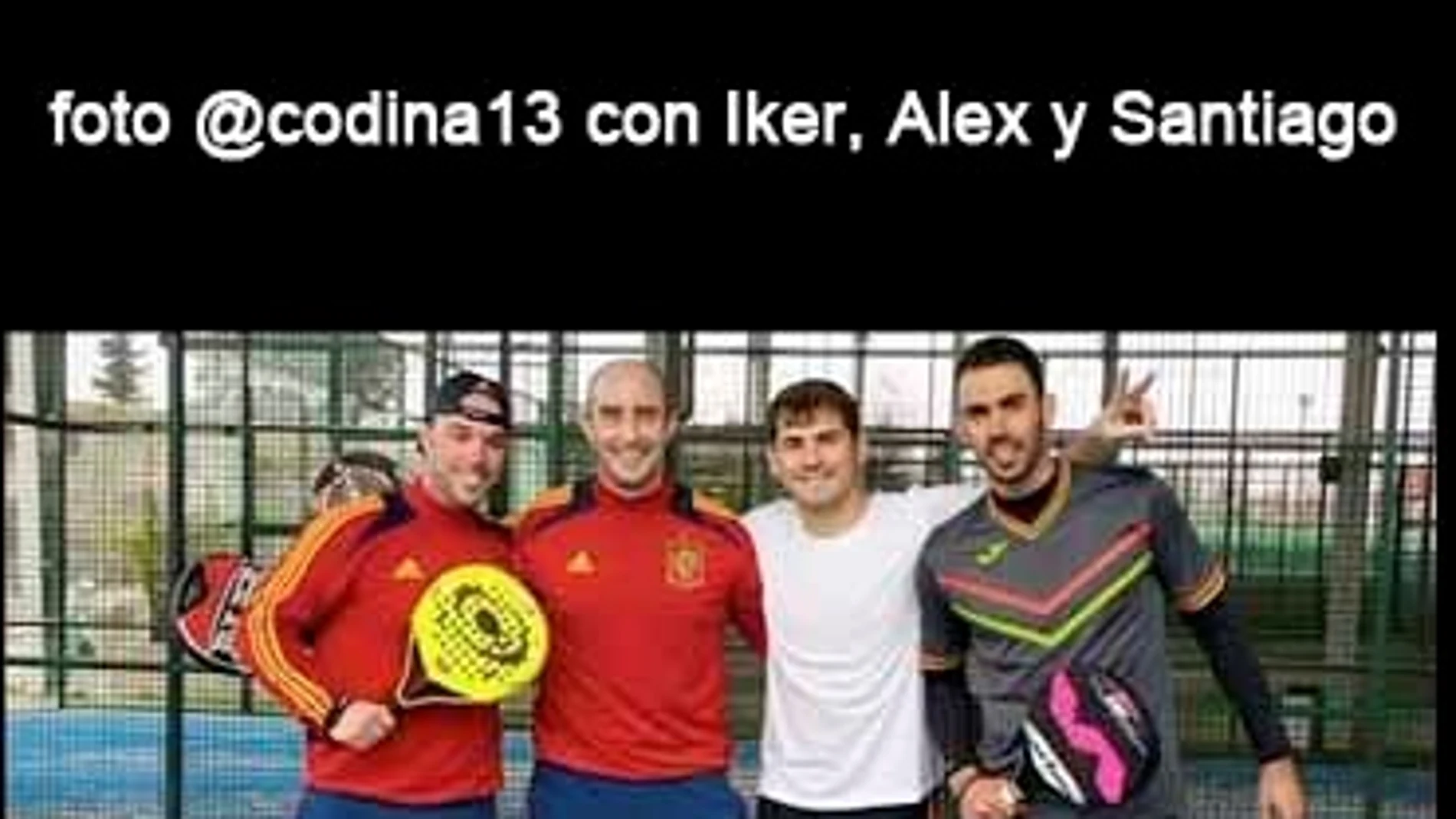 Iker Casillas y Jordi Codina, jugando al pádel.