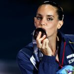 La nadadora española Ona Carbonell besa la medalla lograda en el Campeonato del Mundo de Natación 2013.