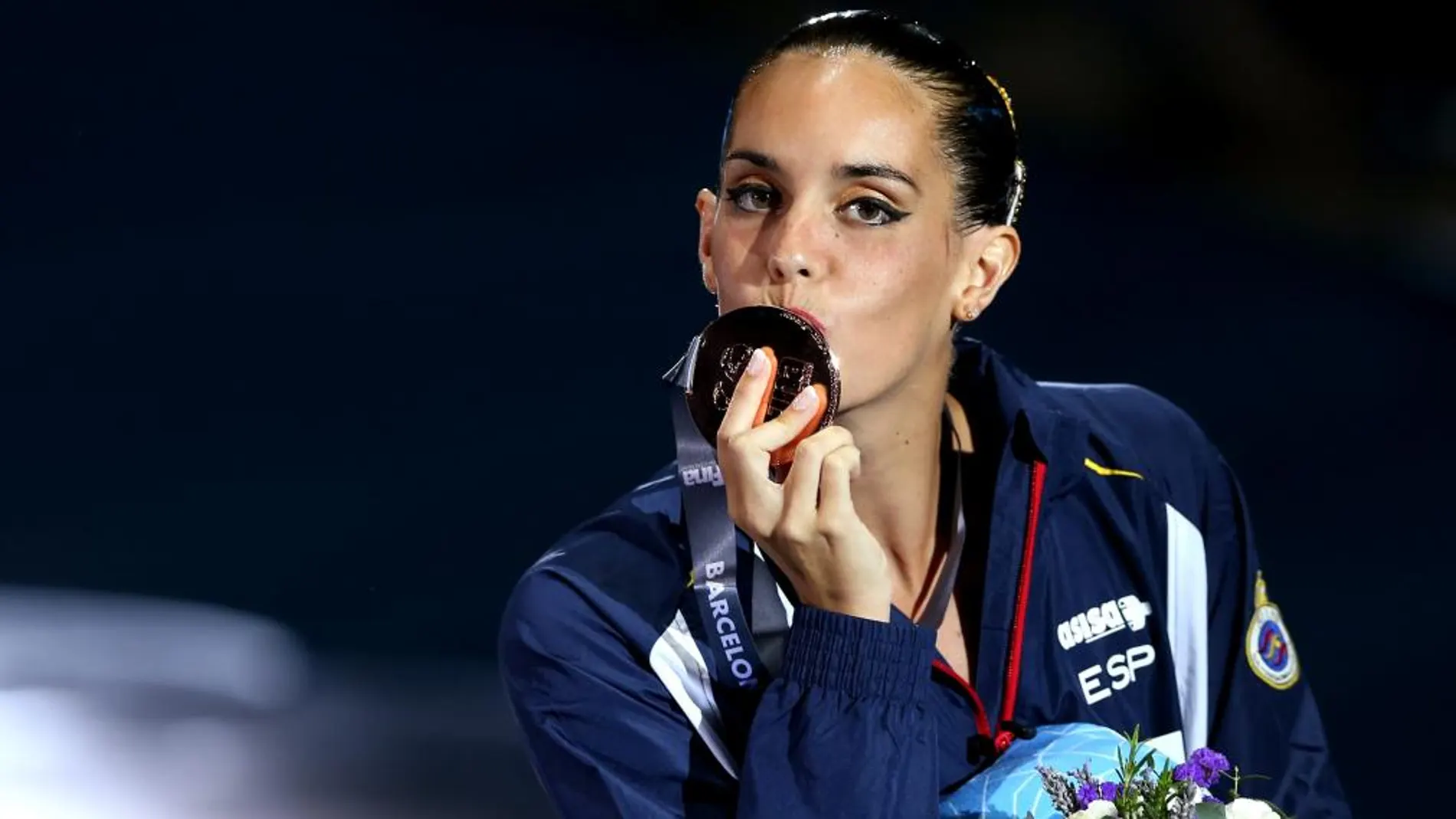 La nadadora española Ona Carbonell besa la medalla lograda en el Campeonato del Mundo de Natación 2013.