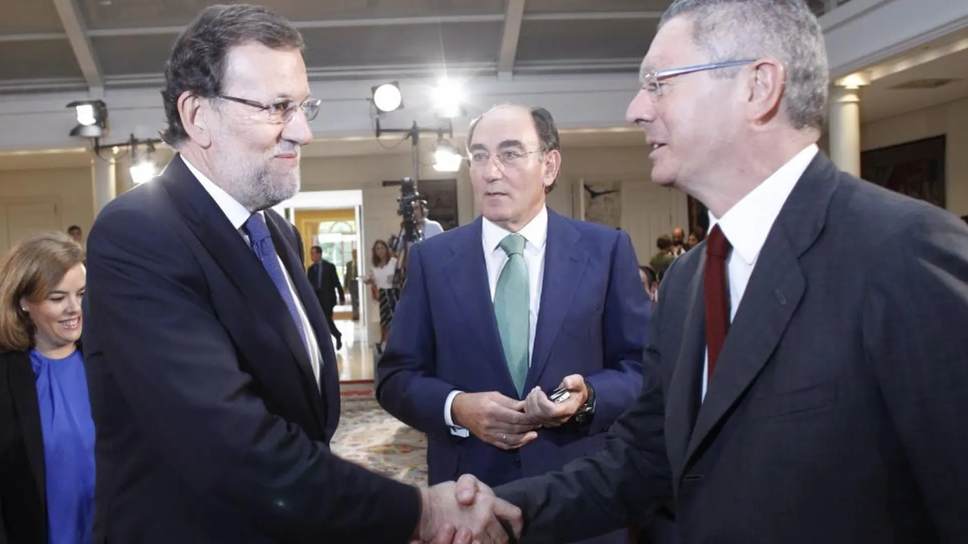 Rajoy saluda a Gallardón a su llegada a la presentación del informe anual de la Comisión para la reforma de las Administraciones Públicas.