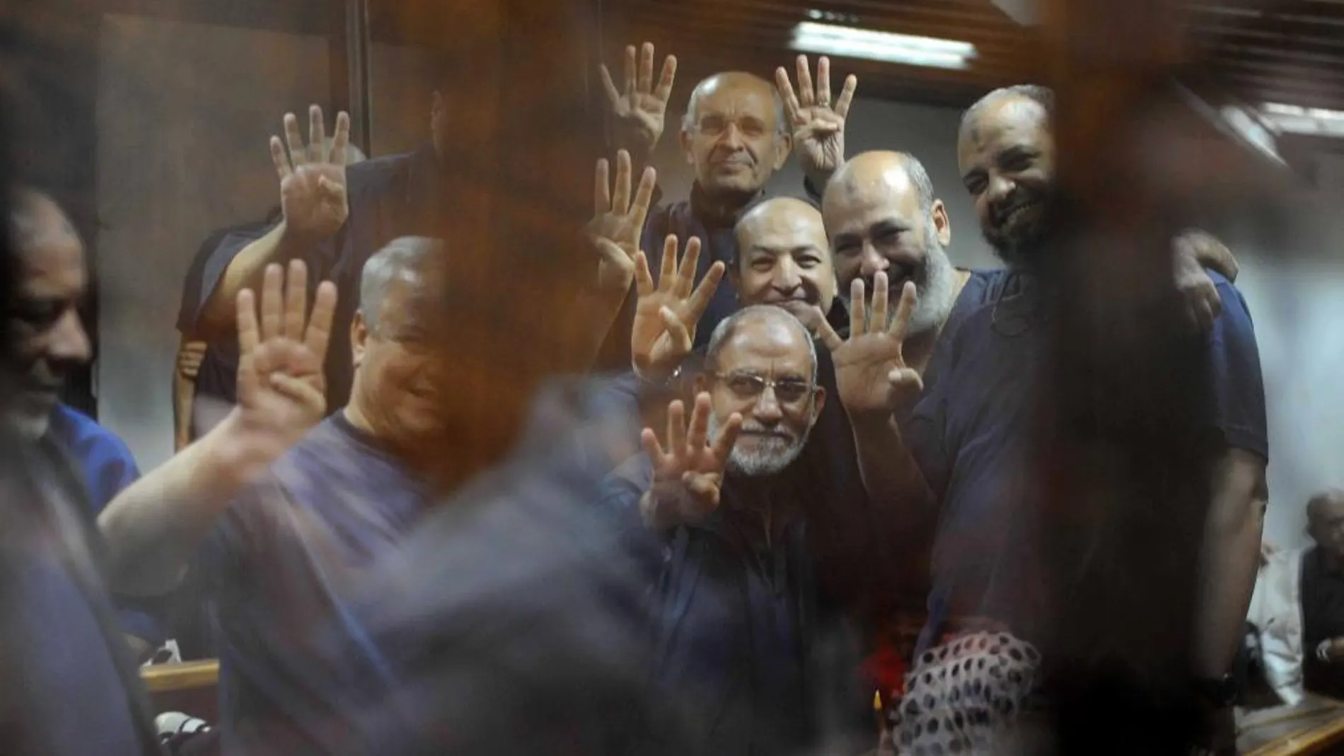 Los líderes de los Hermanos Musulmanes, incluyendo a su líder espiritual Mohammed Badie los juzgados
