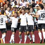 El delantero argentino del Valencia Pablo Piatti (2i) celebra con varios compañeros el gol marcado al Espanyol