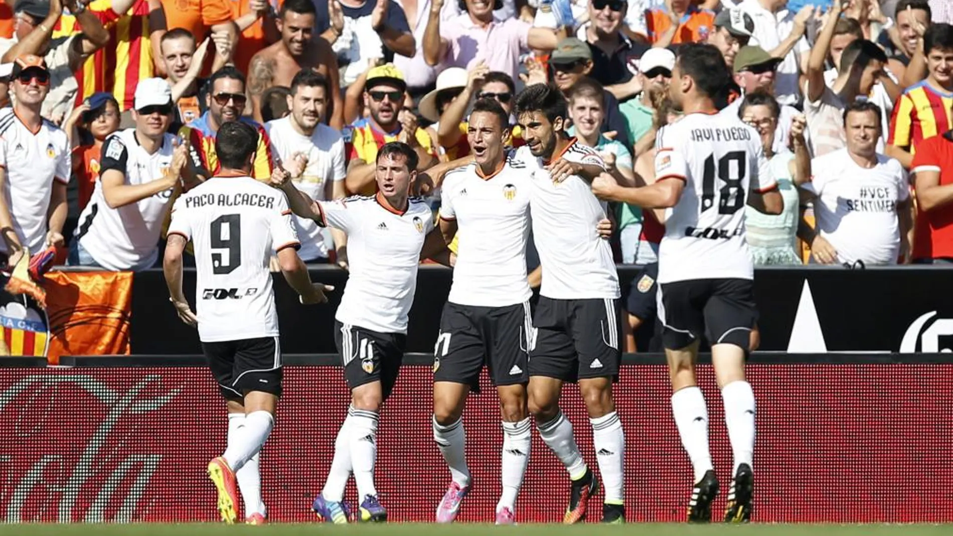 El delantero argentino del Valencia Pablo Piatti (2i) celebra con varios compañeros el gol marcado al Espanyol