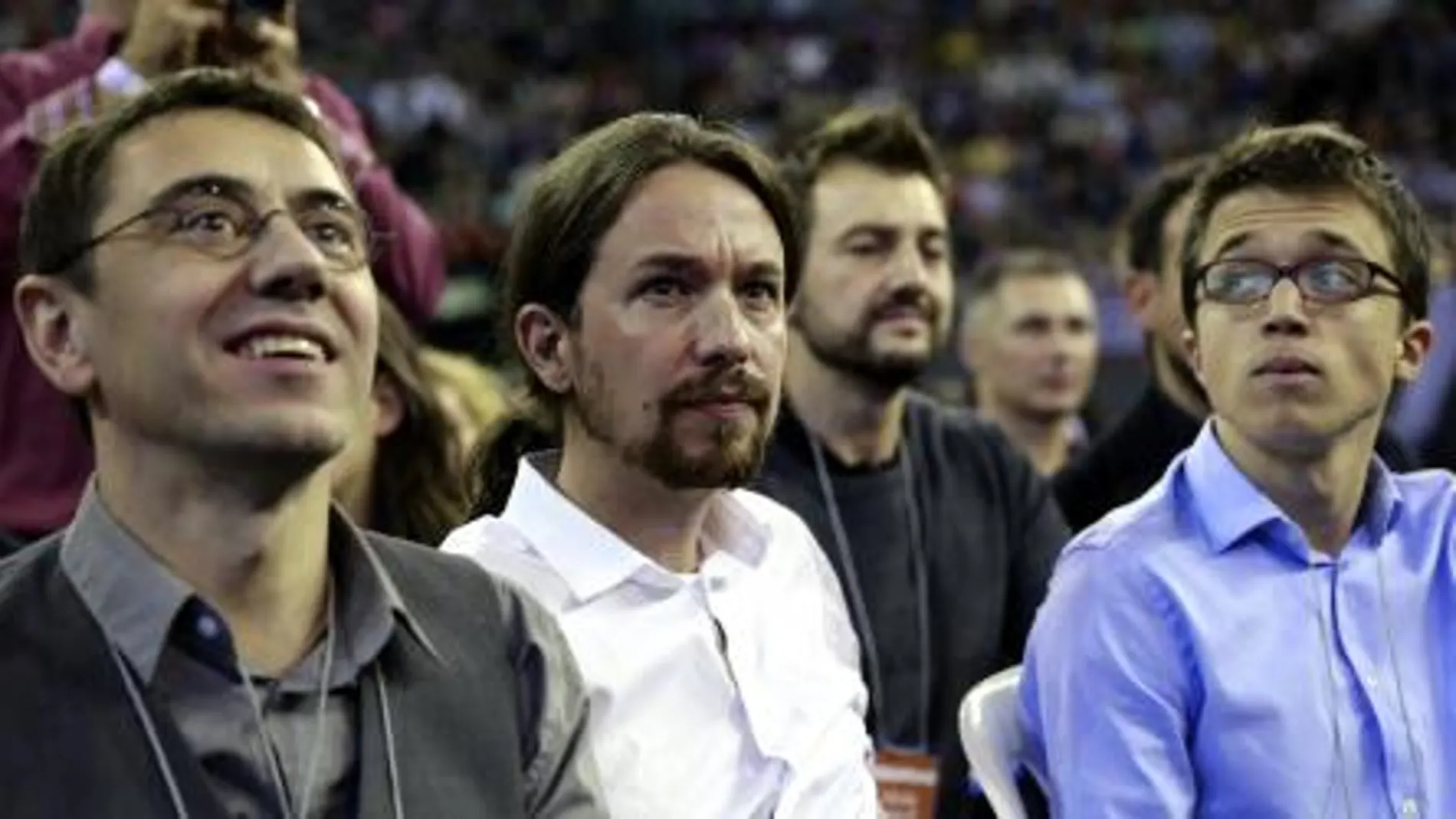 El líder de Podemos, Pablo Iglesias (c), junto a Juan Carlos Monedero (i) e Iñigo Errejón.