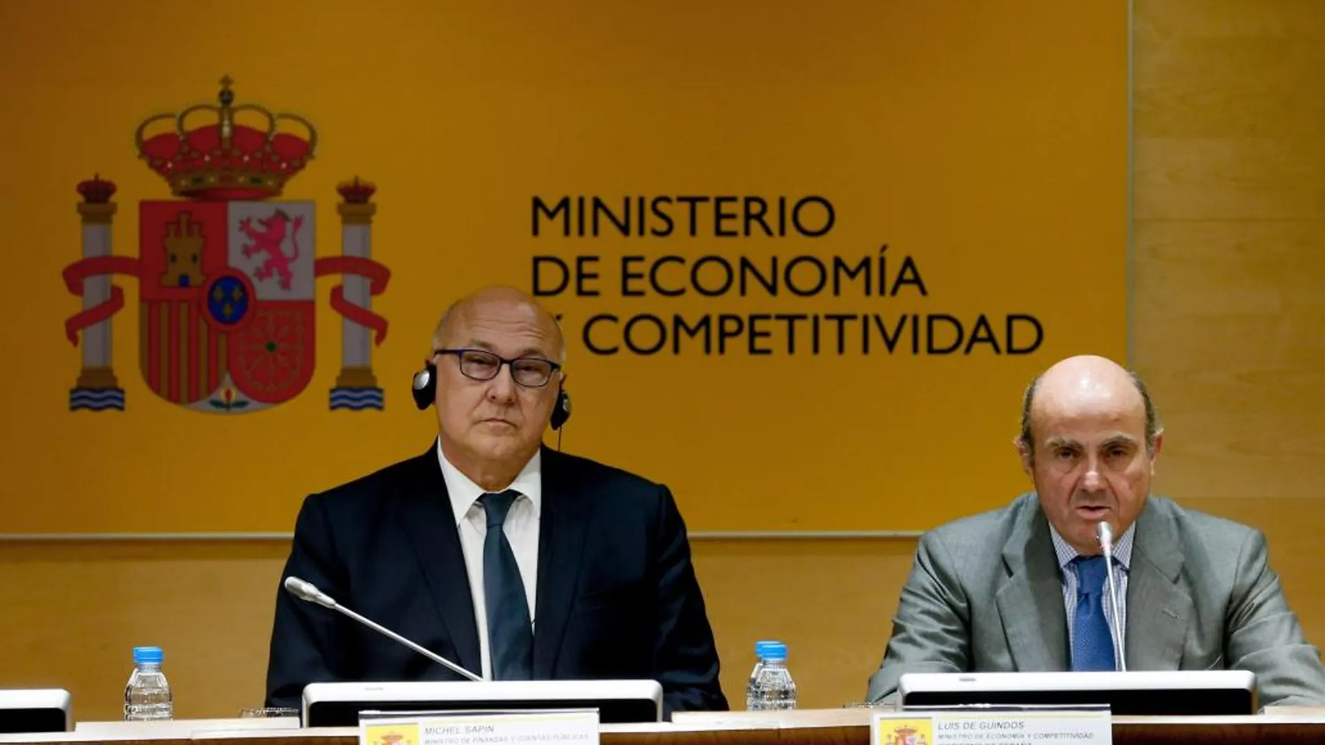 El ministro de Economía y Competitividad, Luis de Guindos, junto al ministro francés de Finanzas y Cuentas Públicas, Michel Sapin