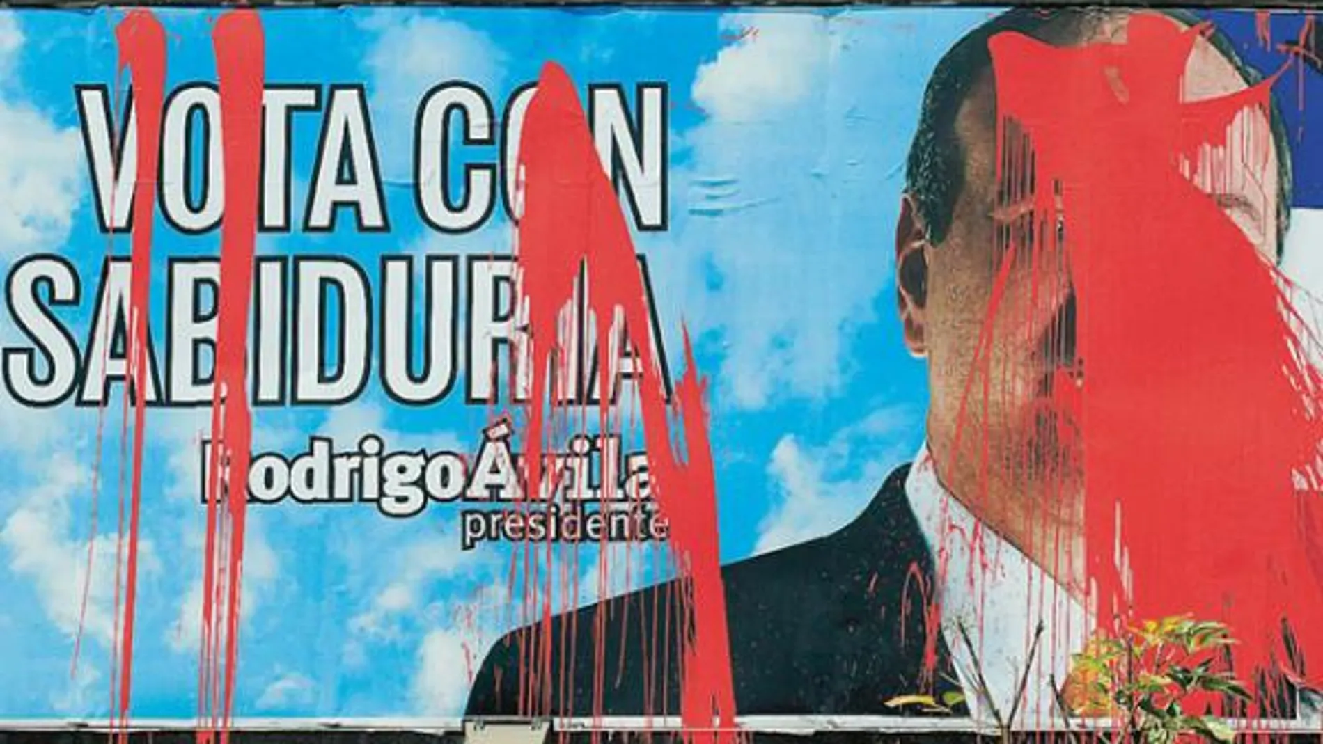 Una valla de campaña de Rodrigo Ávila, candidato conservador a la Presidencia, ayer, en San Salvador
