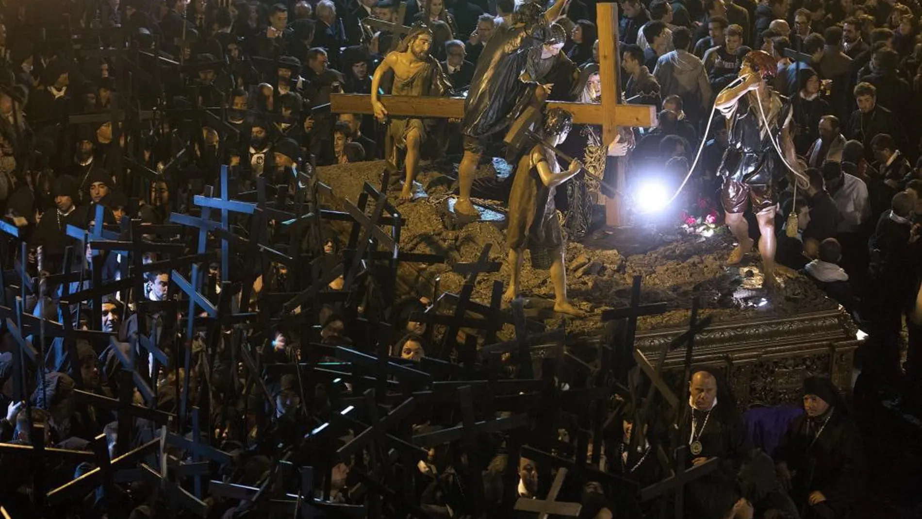 Vista de la procesión de la Cofradía de Jesús Nazareno "Vulgo Congregación", la más larga y de mayor número de cofrades de la Semana Santa de Zamora