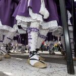 Detalle de los pies de los nazarenos estantes de la imagen de la Verónica