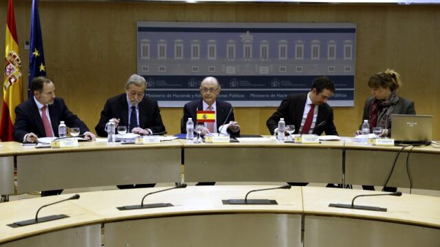 El ministro de Hacienda, Cristóbal Montoro (c) preside la sesión plenaria del Consejo para la Unidad de Mercado, esta tarde en Madrid.