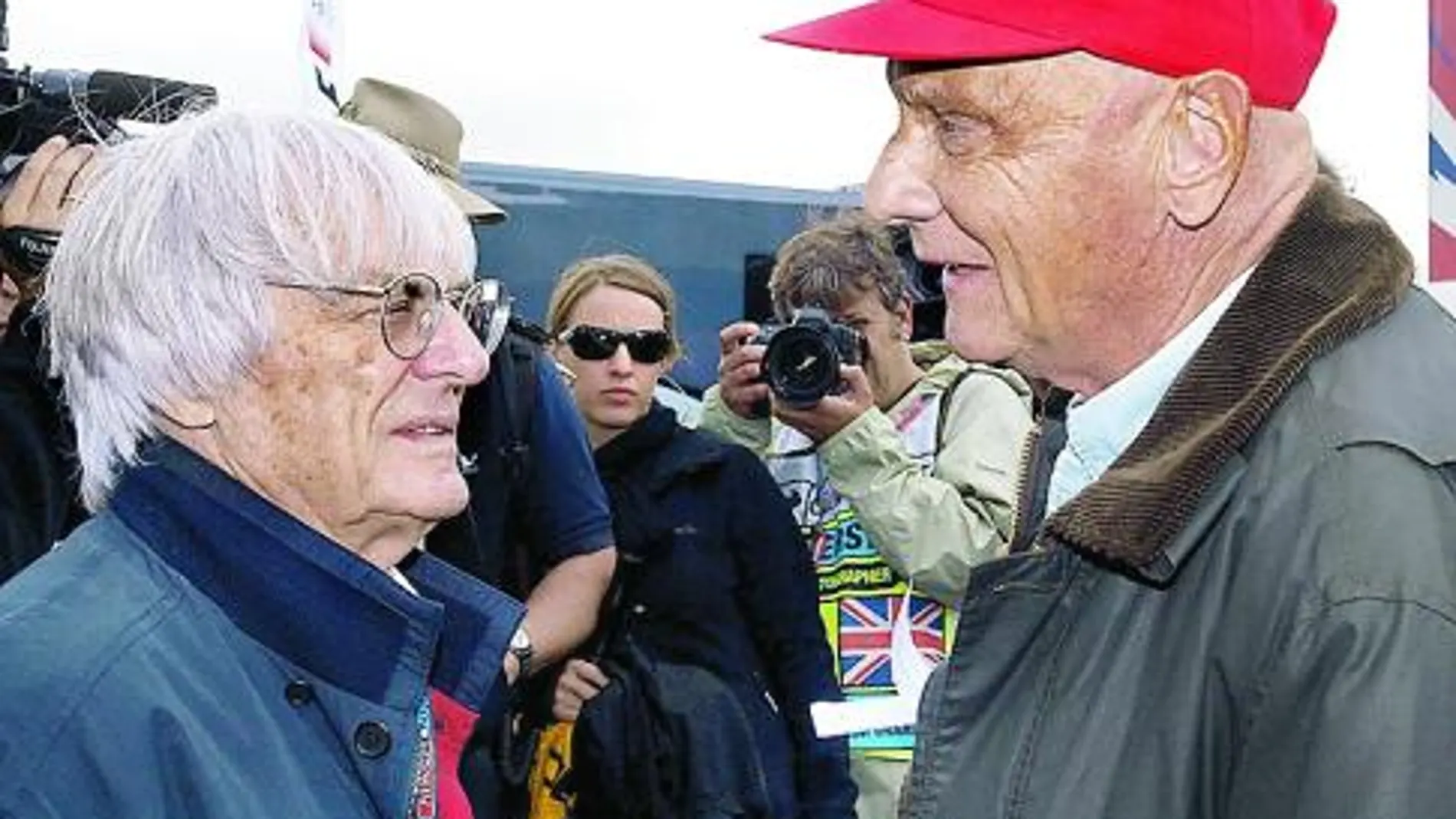Ecclestone con Niki Lauda ayer en Silverstone
