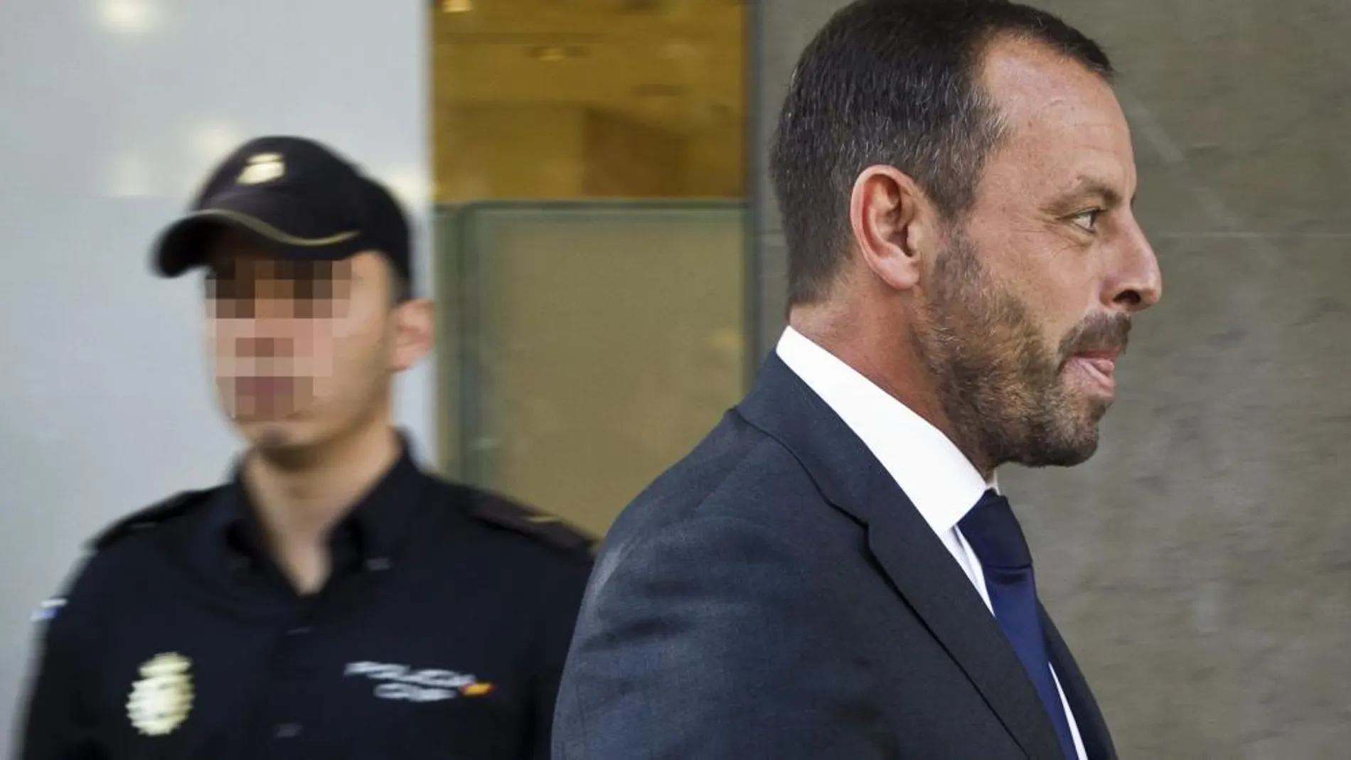 GRA009 MADRID, 22/07/2014.- El expresidente del Barcelona Sandro Rosell, a su llegada esta mañana a la Audiencia Nacional para responder a las preguntas del juez Pablo Ruz sobre su imputación por un delito de apropiación indebida en el fichaje del delantero brasileño Neymar, lo que provocó su dimisión al frente del club. EFE/Emilio Naranjo