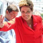 La presidenta brasileña, Dilma Rousseff, candidata a la reelección, saluda en Belo Horizonte, hoy, sábado, previo a los comicios de mañana.