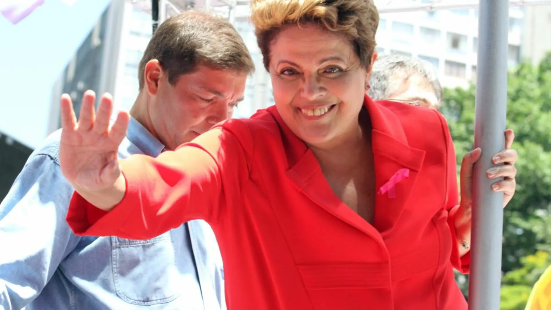 La presidenta brasileña, Dilma Rousseff, candidata a la reelección, saluda en Belo Horizonte, hoy, sábado, previo a los comicios de mañana.