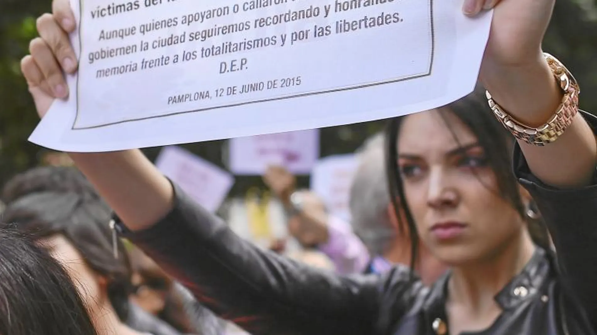 Víctimas del terrorismo se concentraron ayer en las inmediaciones del ayuntamiento de Pamplona