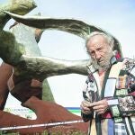 El artista Ripollés ayer ante la escultura que en parte derribó el viento