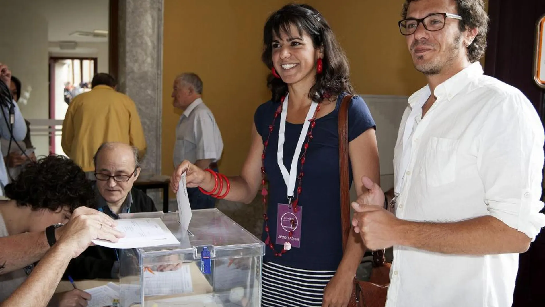 La secretaria general de Podemos en Andalucía, Teresa Rodríguez, con su novio José María González Santos, "Kichi"el día de las elecciones