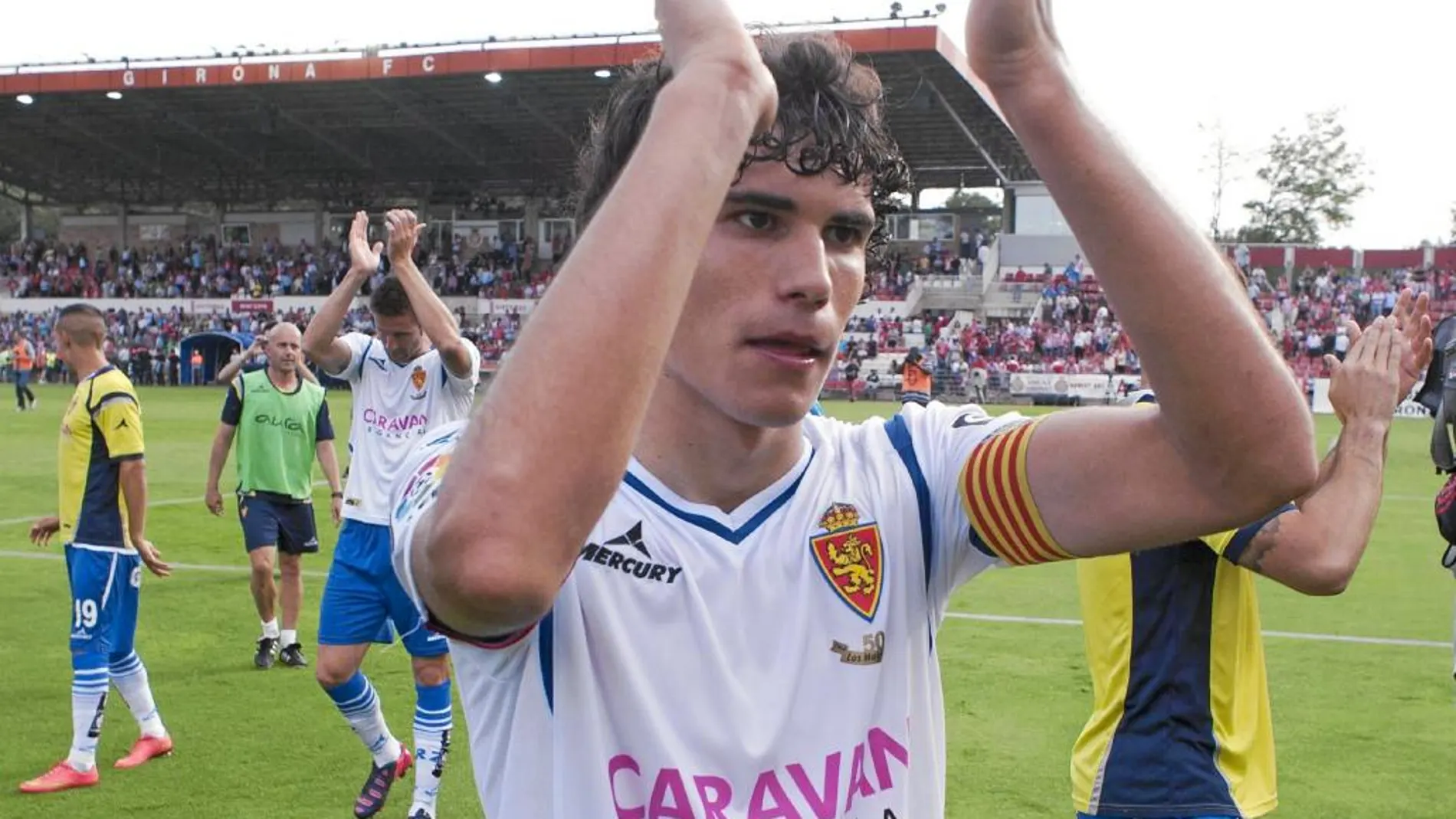 Vallejo, capitán del Zaragoza, aplaude a los aficionados aragoneses