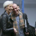 El ministro griego de finanzas,Yanis Varoufakis junto a la directora del FMI Christine Lagarde
