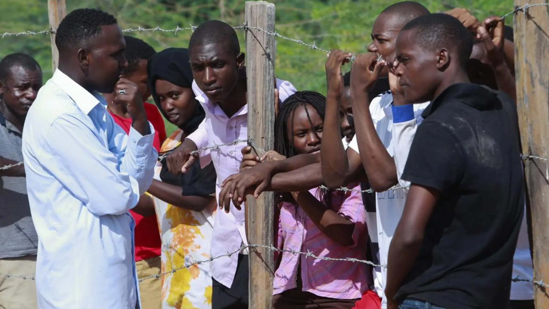 Estudiantes de la Universidad de Garissa que lograron sobrevivir al ataque esperan al discurso del ministro de Seguridad keniata, Joseph Ole Nkaissery, en el campamento militar de Garissa, al este de Kenia.