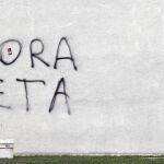 Un operario trabaja en la retirada de una pintada proetarra