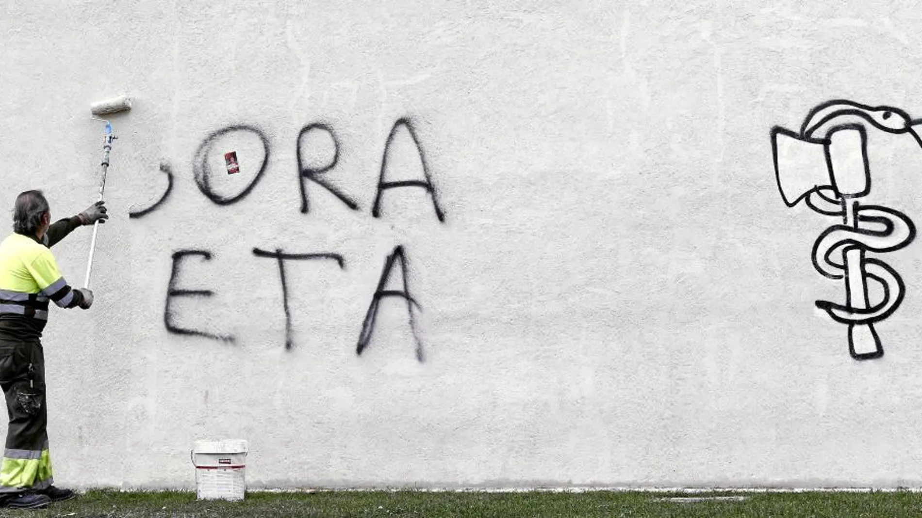 Un operario trabaja en la retirada de una pintada proetarra