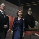 La Reina Sofía con el ministro de Cultura griego Konstantinos Tasulas