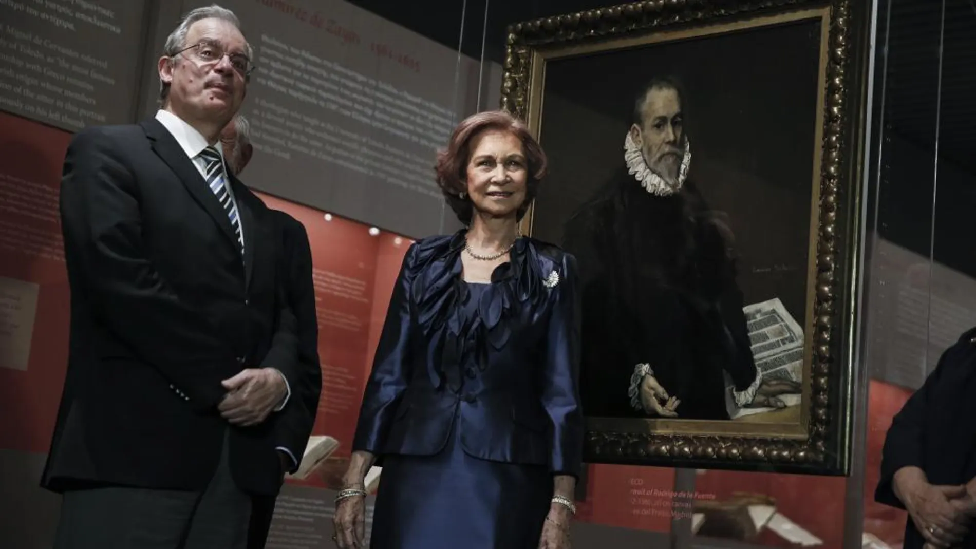 La Reina Sofía con el ministro de Cultura griego Konstantinos Tasulas