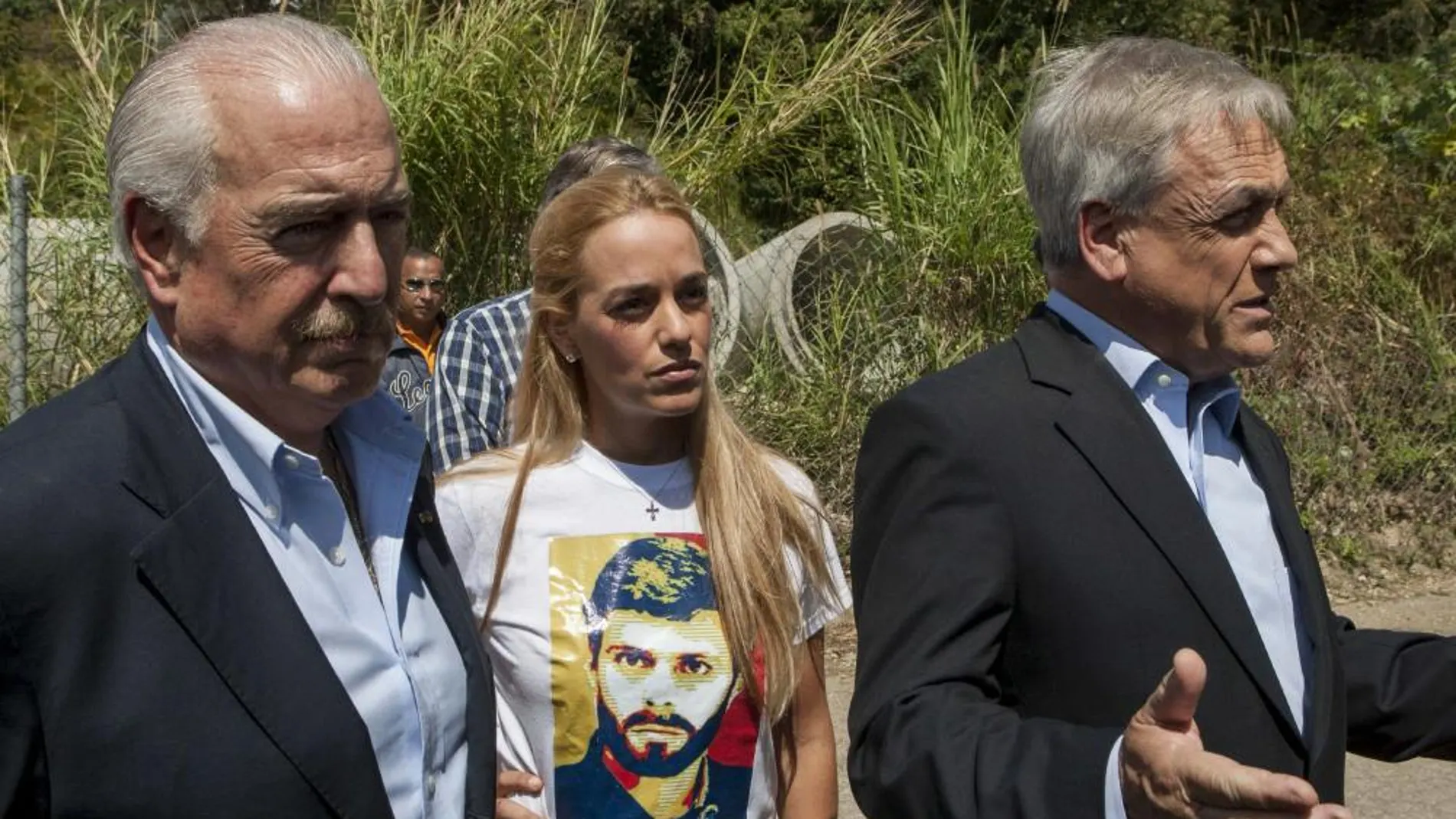 El expresidente de Colombia Andrés Pastrana (i), el de Chile Sebastián Piñera (d) y la esposa del dirigente opositor Leopoldo López, Lilian Tintori (c).