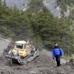 Un bulldozer abre camino al lugar donde se estrelló el avión de Germanwings