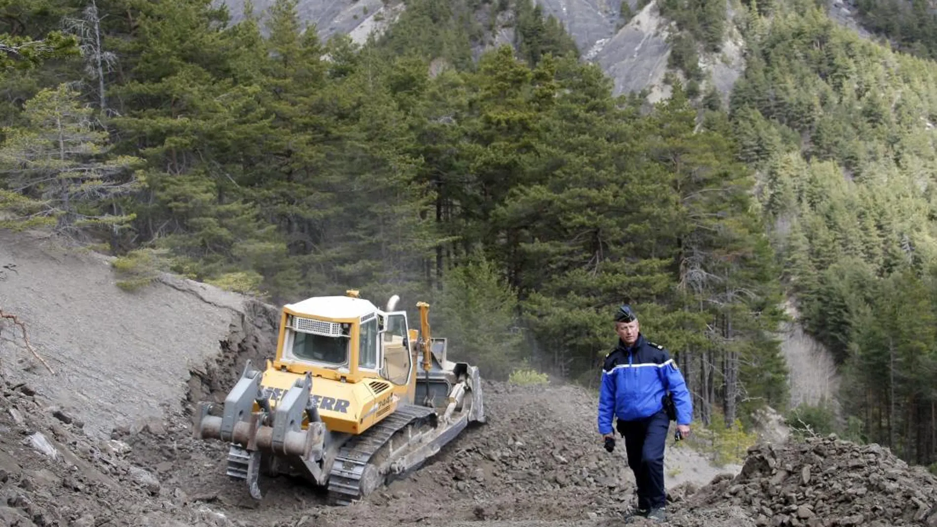 Un bulldozer abre camino al lugar donde se estrelló el avión de Germanwings