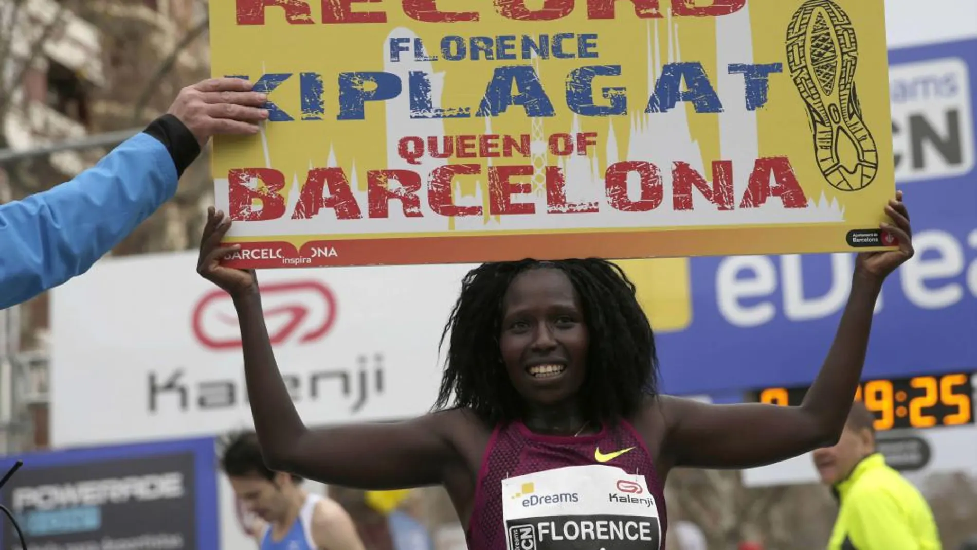 Florence Jebet Kiplagat, tras batir el récord mundial del medio maratón al imponerse en la carrera celebrada hoy en Barcelona