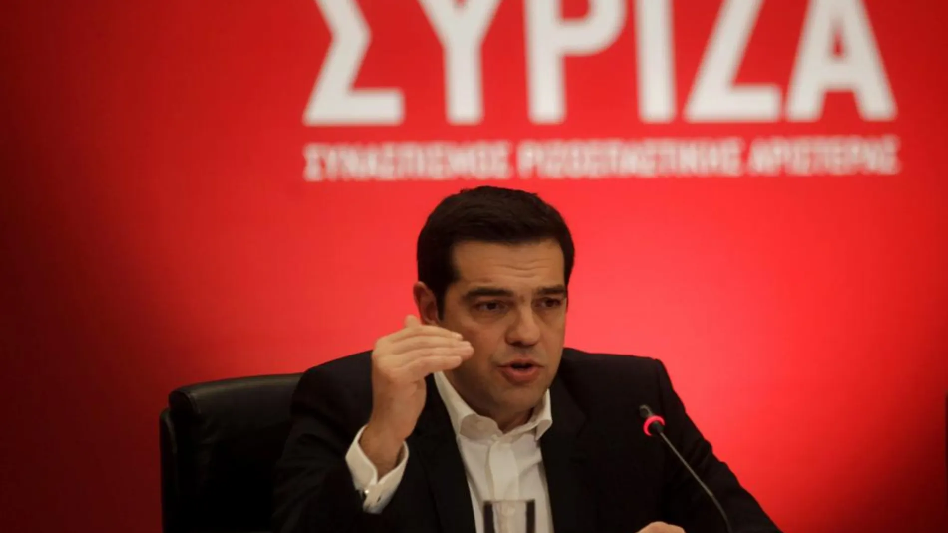 El líder de Syriza, Alexis Tsipras, durante una entrevista con las televisiones griegas.