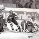 Los conjuntos de la URSS aportaron una nueva visión al hockey. En la imagen, la selección soviética en un partido ante Canadá