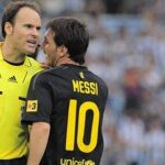 Mateu Lahoz se encara con Messi en uno de los clásicos que ha dirigido