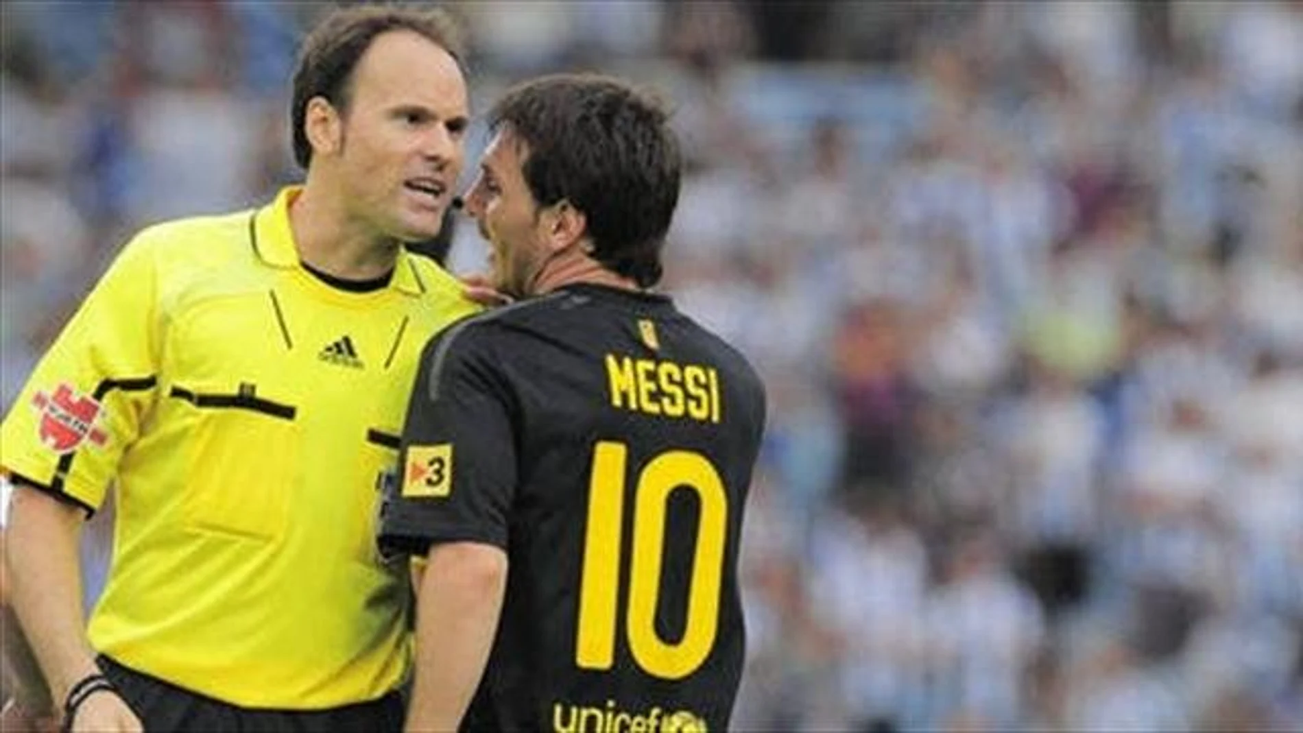Mateu Lahoz se encara con Messi en uno de los clásicos que ha dirigido