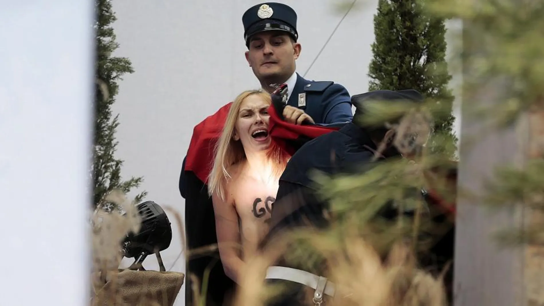 Momento de la detención de la activista de Femen que intentó llevarse la figura del niño Jesús del belén instalado en la Plaza de San Pedro del Vaticano.