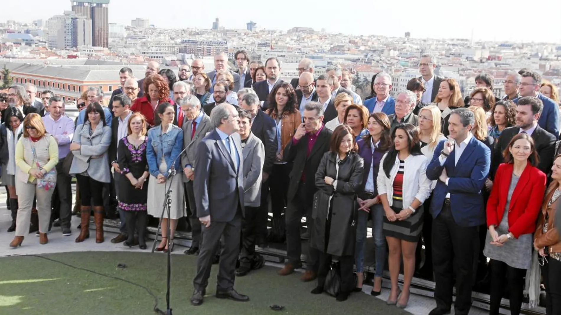 Gabilondo presentó ayer a los miembros de su lista electoral, elaborada por la gestora que desplazó a Gómez, liderada por Simancas, que quiso estar ayer presente en la foto de familia. Zerolo, número 3, fue la falta más comentada.