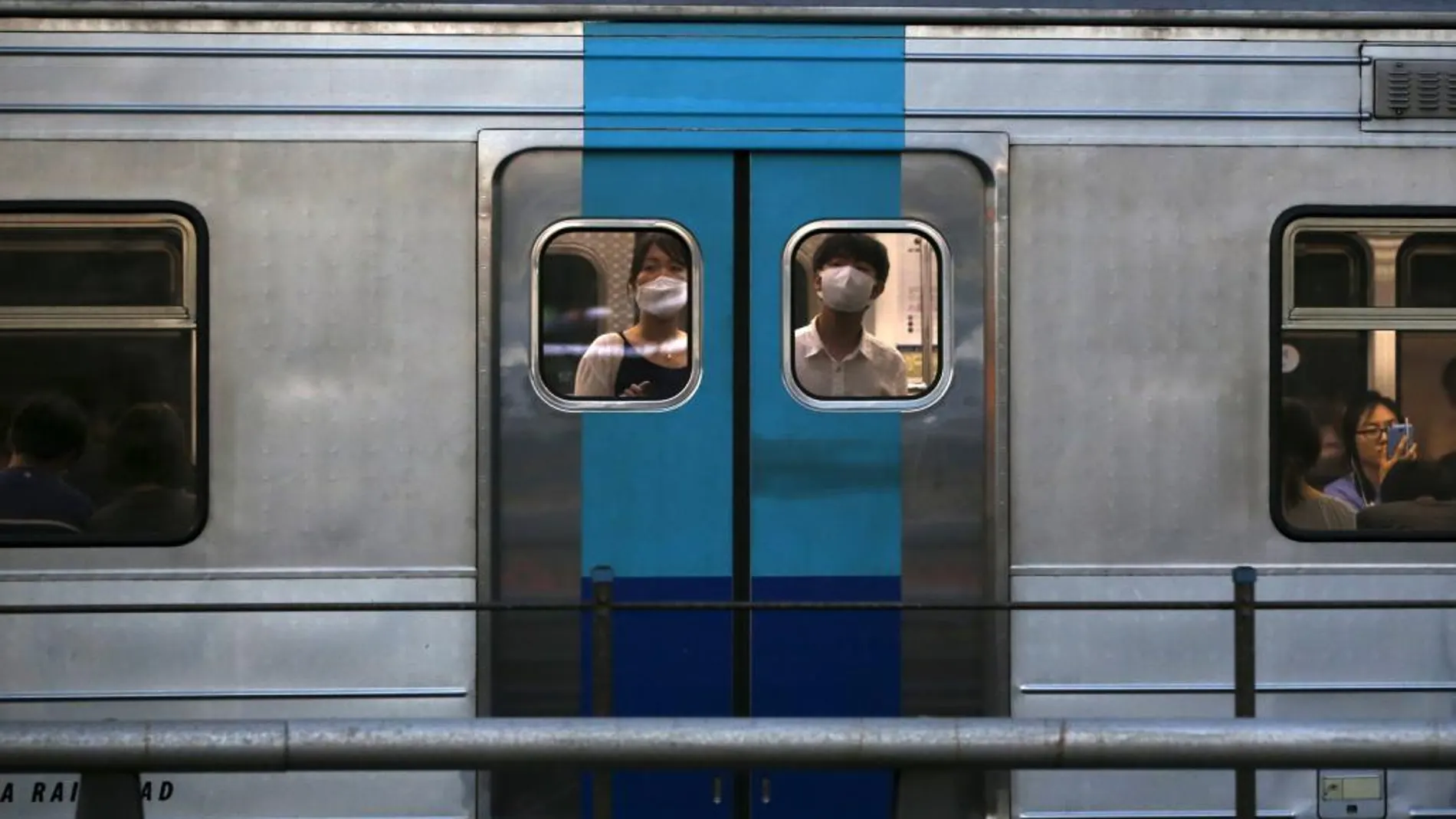 El uso de mascarillas es cada vez más habitual en Corea del Sur para prevenir el contagio del coronavirus. En la imagen, dos pasajeros de un tren subterráneo en Seúl