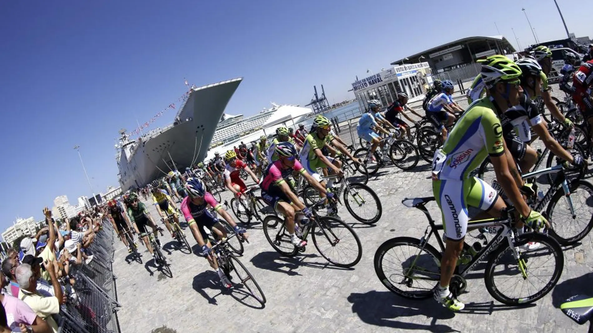 Momento de la salida de la tercera etapa de la Vuelta Ciclista a España 2014, que ha partido del buque anfibio portaaviones Juan Carlos I