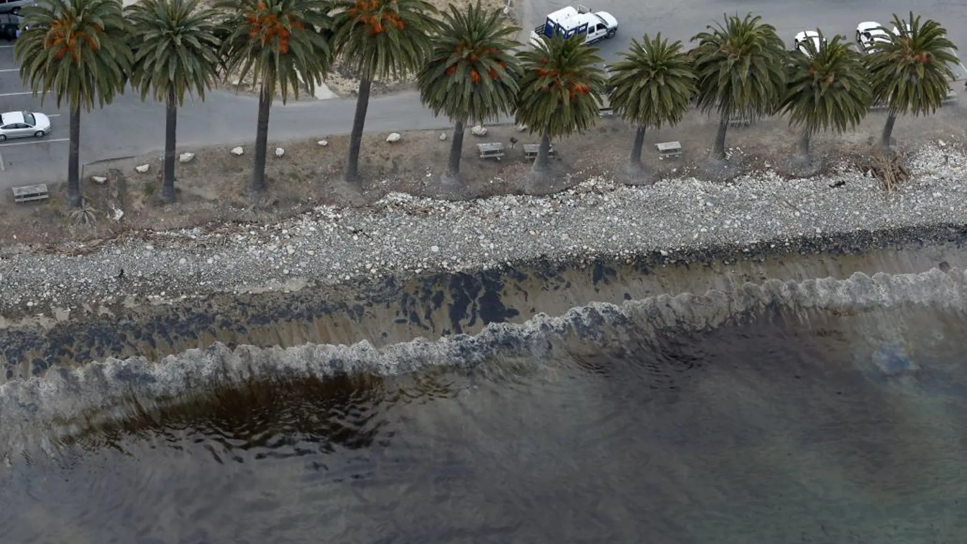 La marea negra ha llegado a las playas de El Refugio en Goleta, California