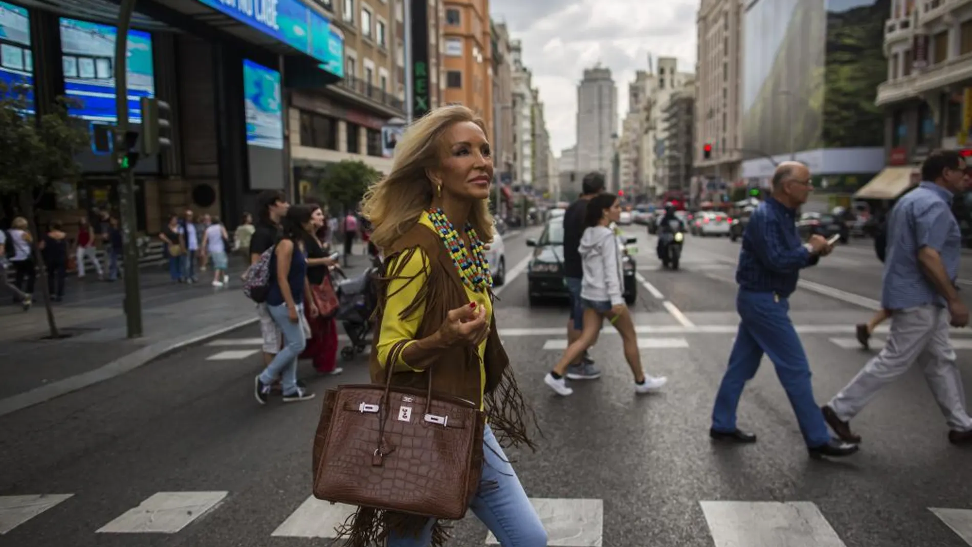 Carmen Lomana paseando por la Gran Vía a su regreso a Madrid después de estar en