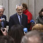 El expresidente de la Junta de Andalucía Jose Antonio Griñán (c) ha llegado a las nueve y media de esta mañana al Tribunal Supremo.