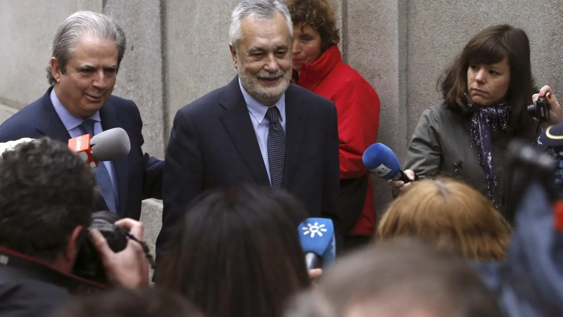 El expresidente de la Junta de Andalucía Jose Antonio Griñán (c) ha llegado a las nueve y media de esta mañana al Tribunal Supremo.