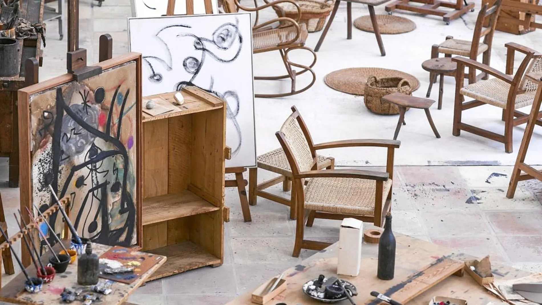 Vista del estudio de Miró, con todos sus cuadros, sillas y lienzos, pero sin la presencia del pintor