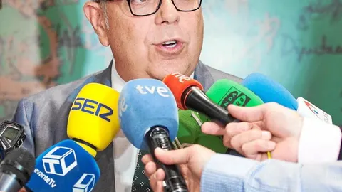 El presidente en funciones de la Diputación de Valencia, Juan José Medina, momentos antes de dar comienzo el último pleno