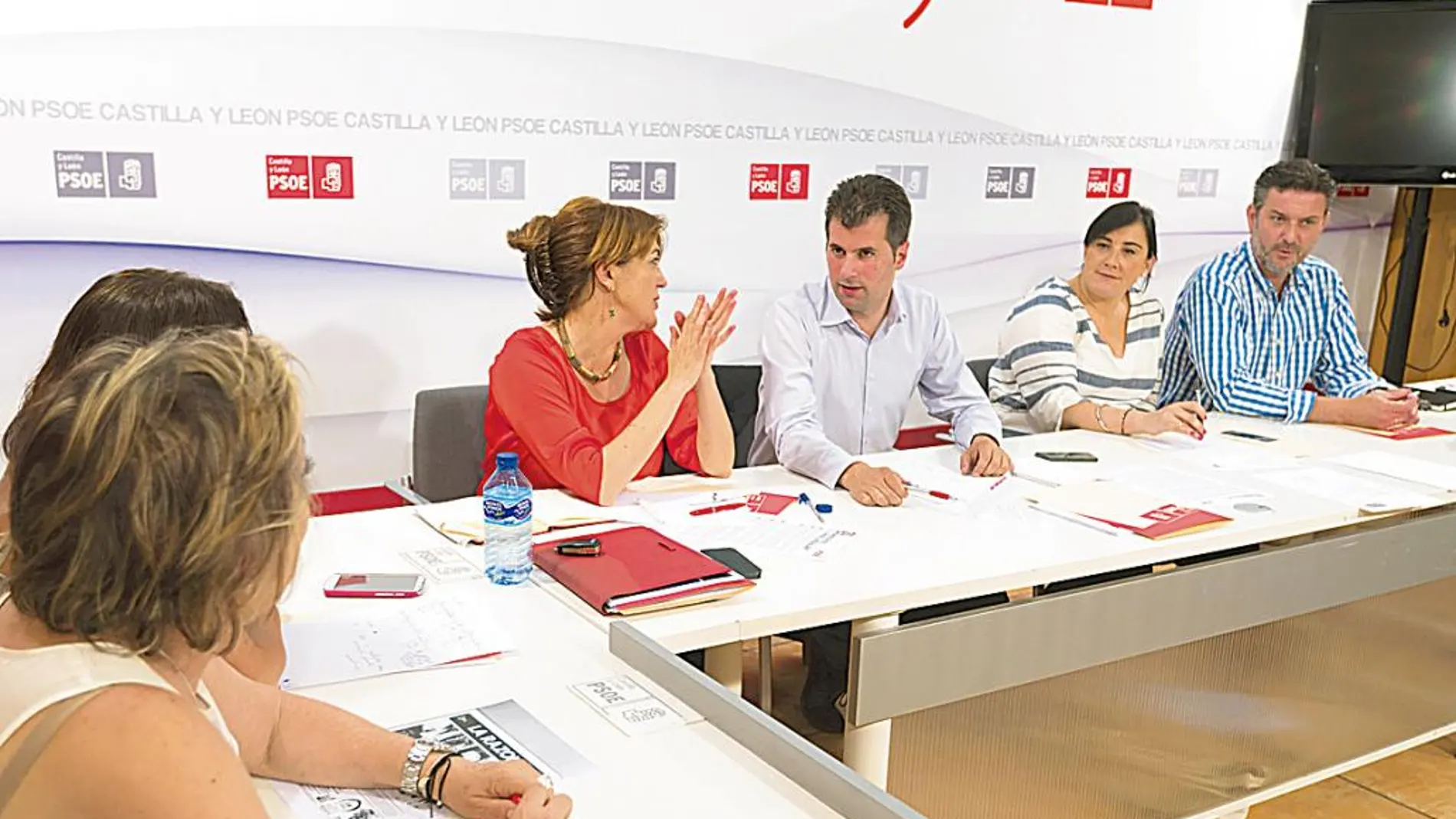Luis Tudanca conversa con Soraya Rodríguez, en presencia de Ana Sánchez y José Luis Vázquez, durante la reunión del Plenario de la Ejecutiva
